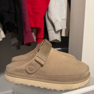 UGG Women’s Goldenstar Clog